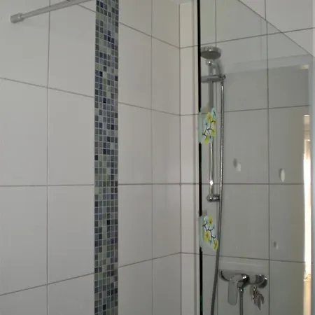 - Neubauer Apartman